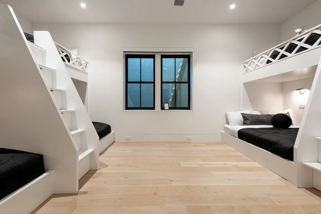 5 bed, 4+ bath apartment for rent at 30 Devon Unit Little Dip, Nantucket — photo 13 of 17