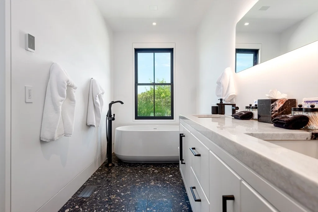 5 bed, 4+ bath apartment for rent at 30 Devon Unit Little Dip, Nantucket — photo 14 of 17