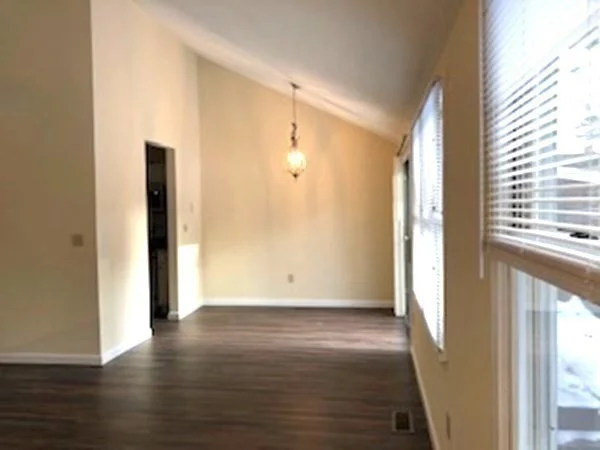 2 bed, 2 bath apartment for rent at 30 E Bluff Rd Unit 30, Ashland — photo 5 of 19