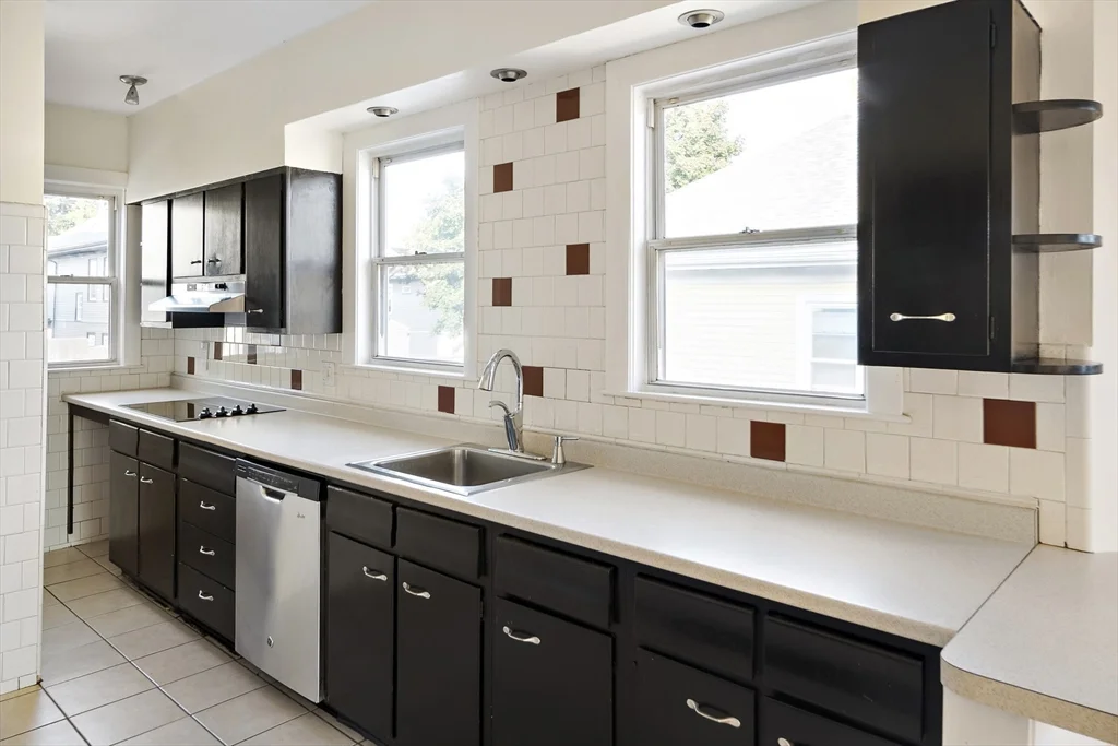 3 bed, 1 bath apartment for rent at 30 Early Ave Unit 2, Lawrence Estates — photo 7 of 23