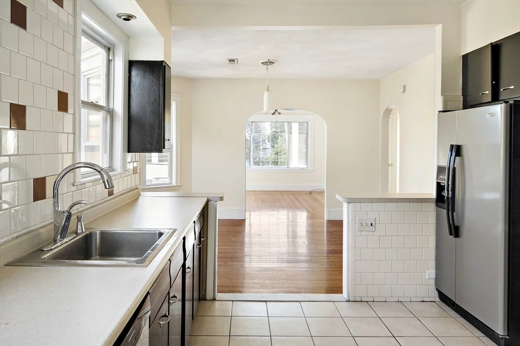 3 bed, 1 bath apartment for rent at 30 Early Ave Unit 2, Lawrence Estates — photo 4 of 23