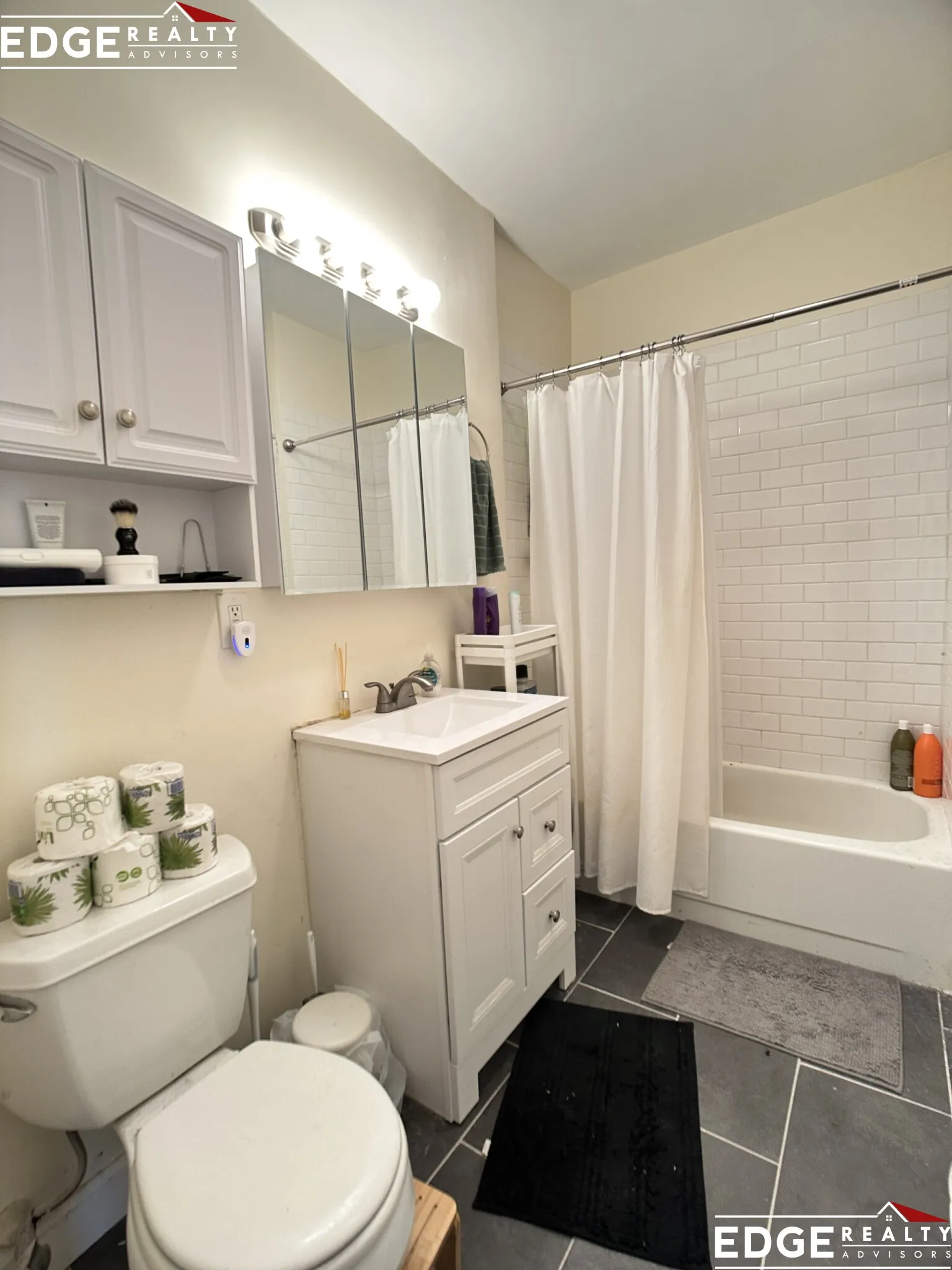 3.5 bed, 1 bath apartment for rent at 30 Glenville Ave Unit 2, Brighton — photo 5 of 8