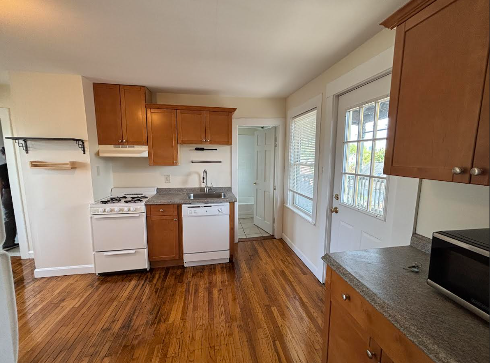 3 bed, 1 bath apartment for rent at 30 Hanson St Unit 3, Ward Two — photo 3 of 18