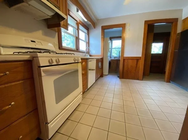 2 bed, 1 bath apartment for rent at 30 Holton St Unit 2, Tufts University — photo 5 of 11