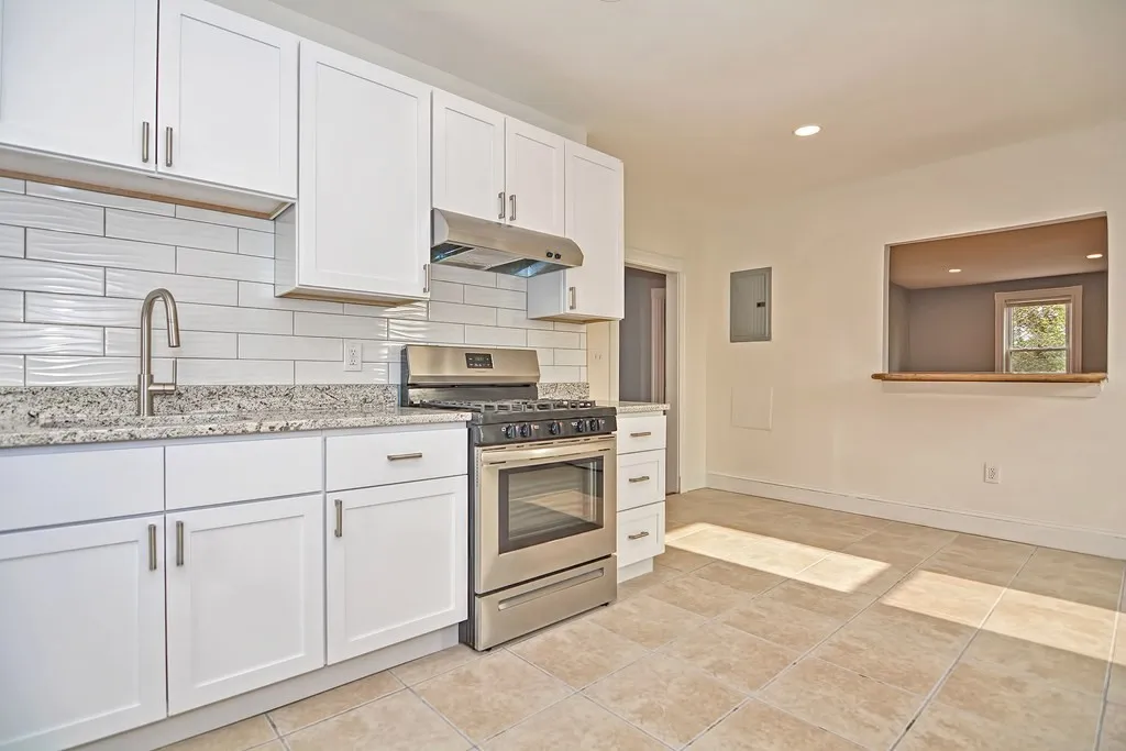 5 bed, 2 bath apartment for rent at 30 Humphreys Pl Unit 2, Dorchester — photo 3 of 10
