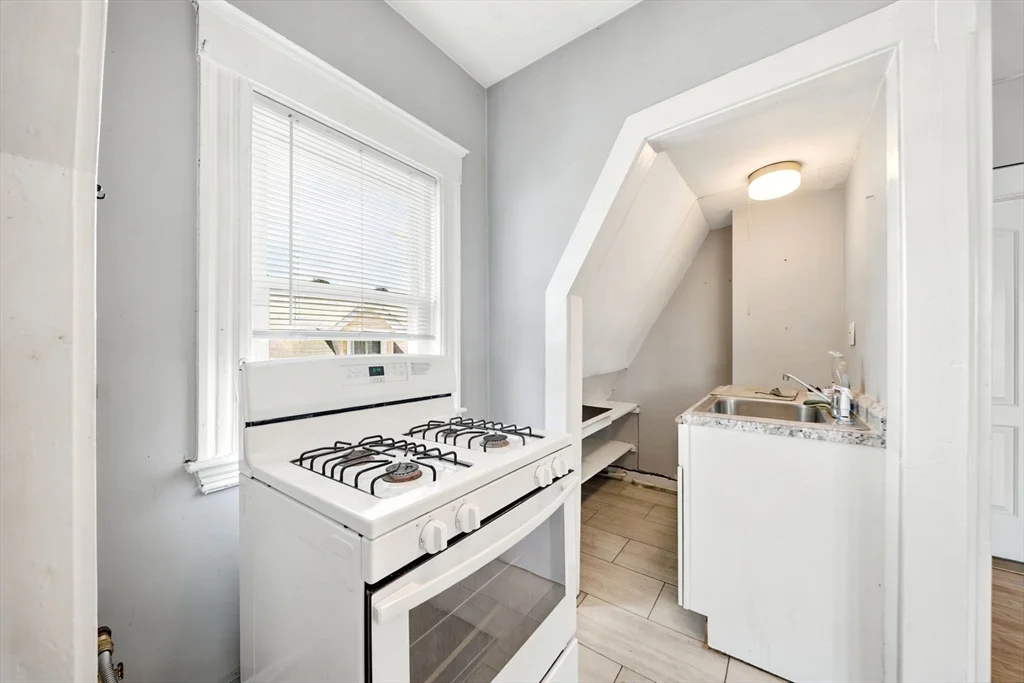 Studio bed, 1 bath apartment for rent at 30 Irwin St Unit 3, Winthrop — photo 4 of 8