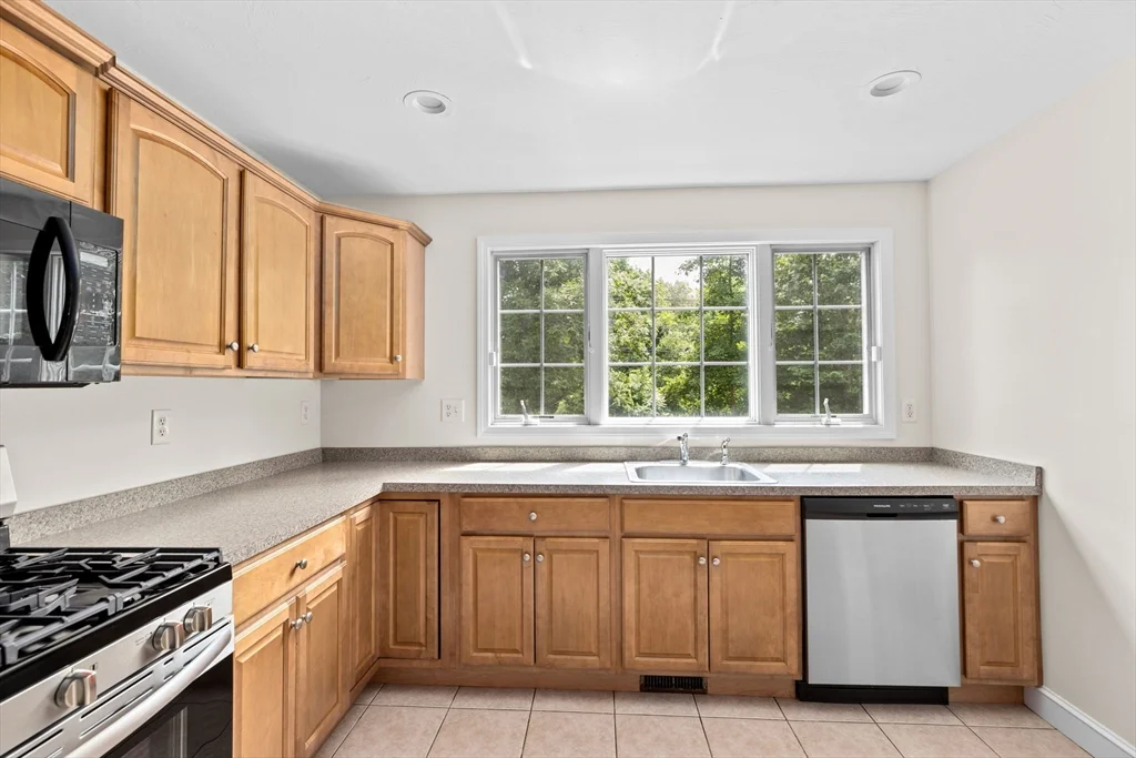 3 bed, 1 bath apartment for rent at 30 Kilby St Unit 2, Hingham — photo 13 of 33