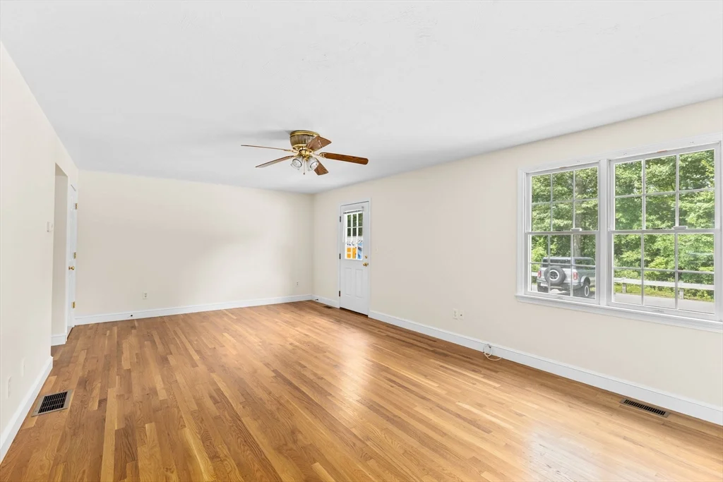 3 bed, 1 bath apartment for rent at 30 Kilby St Unit 2, Hingham — photo 3 of 33