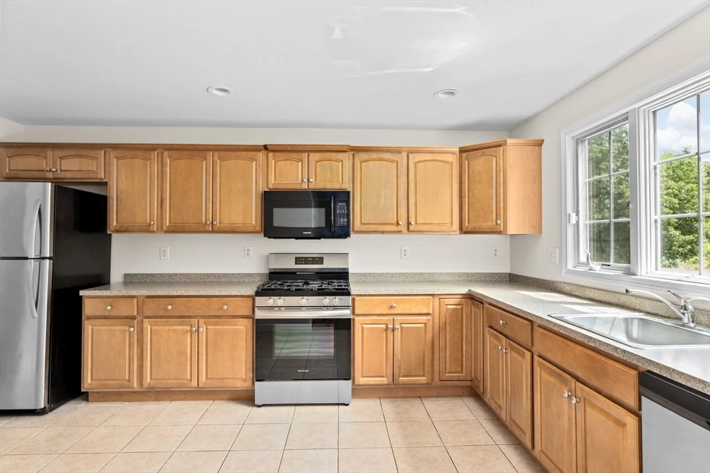 3 bed, 1 bath apartment for rent at 30 Kilby St Unit 3, Hingham — photo 10 of 33