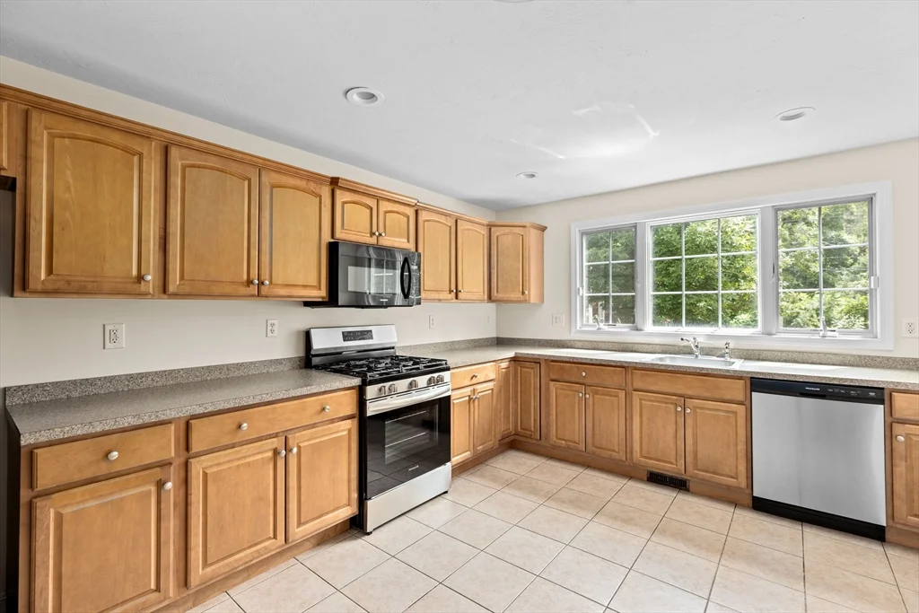 3 bed, 1 bath apartment for rent at 30 Kilby St Unit 3, Hingham — photo 12 of 33