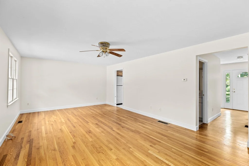 3 bed, 1 bath apartment for rent at 30 Kilby St Unit 3, Hingham — photo 5 of 33