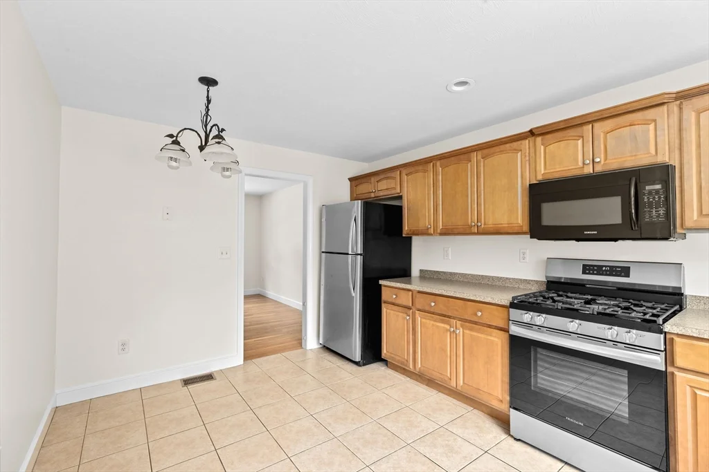 3 bed, 1 bath apartment for rent at 30 Kilby St Unit 3, Hingham — photo 15 of 33