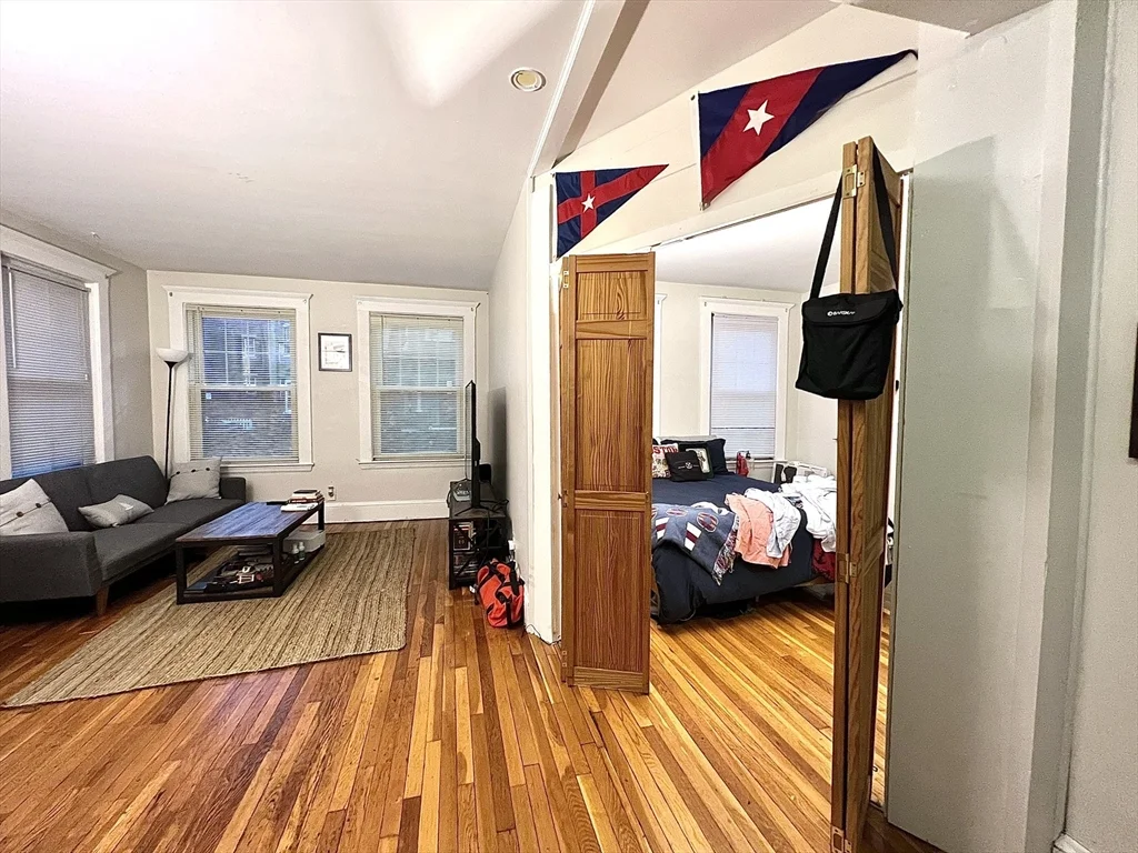 Studio bed, 1 bath apartment for rent at 30 Kinross Rd Unit 4, Brighton — photo 2 of 10