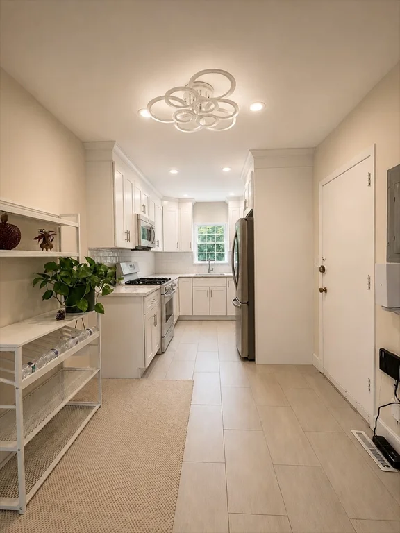 3 bed, 2 bath apartment for rent at 30 Lake Shore Ct Unit 1, Brighton — photo 2 of 15