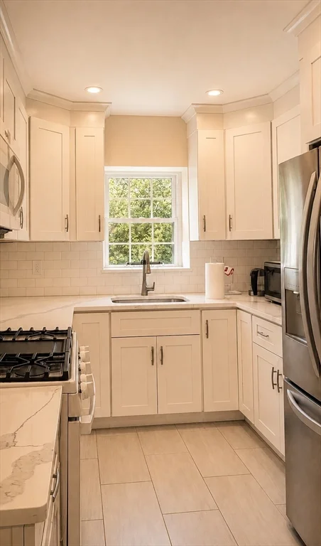3 bed, 2 bath apartment for rent at 30 Lake Shore Ct Unit 1, Brighton — photo 3 of 15