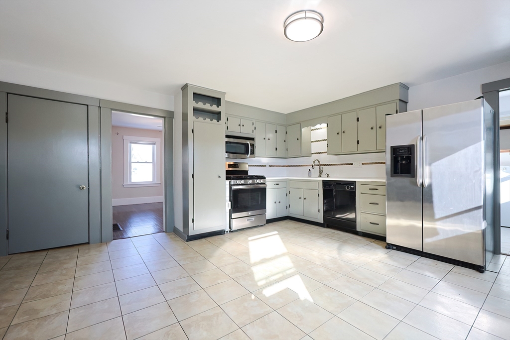 2 bed, 1 bath apartment for rent at 30 Lawrence St, Milford — photo 5 of 31
