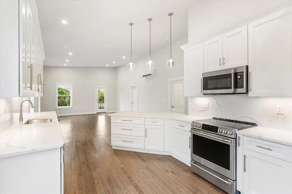 2 bed, 2 bath apartment for rent at 30 Main St Unit 4, Tufts University — photo 8 of 29
