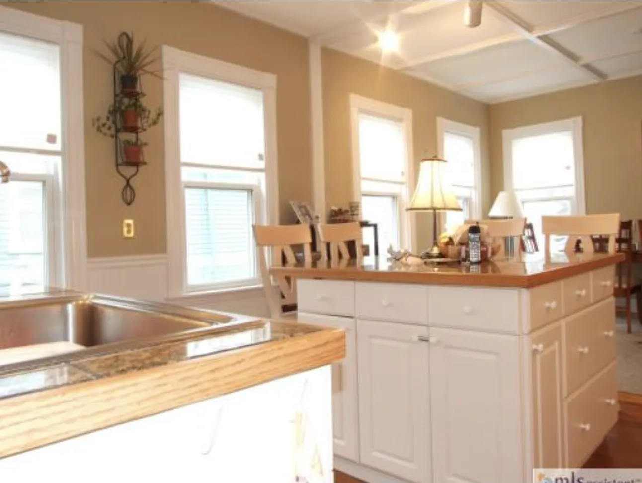 4 bed, 2 bath apartment for rent at 30 Manning St Unit 1, Medford — photo 3 of 11