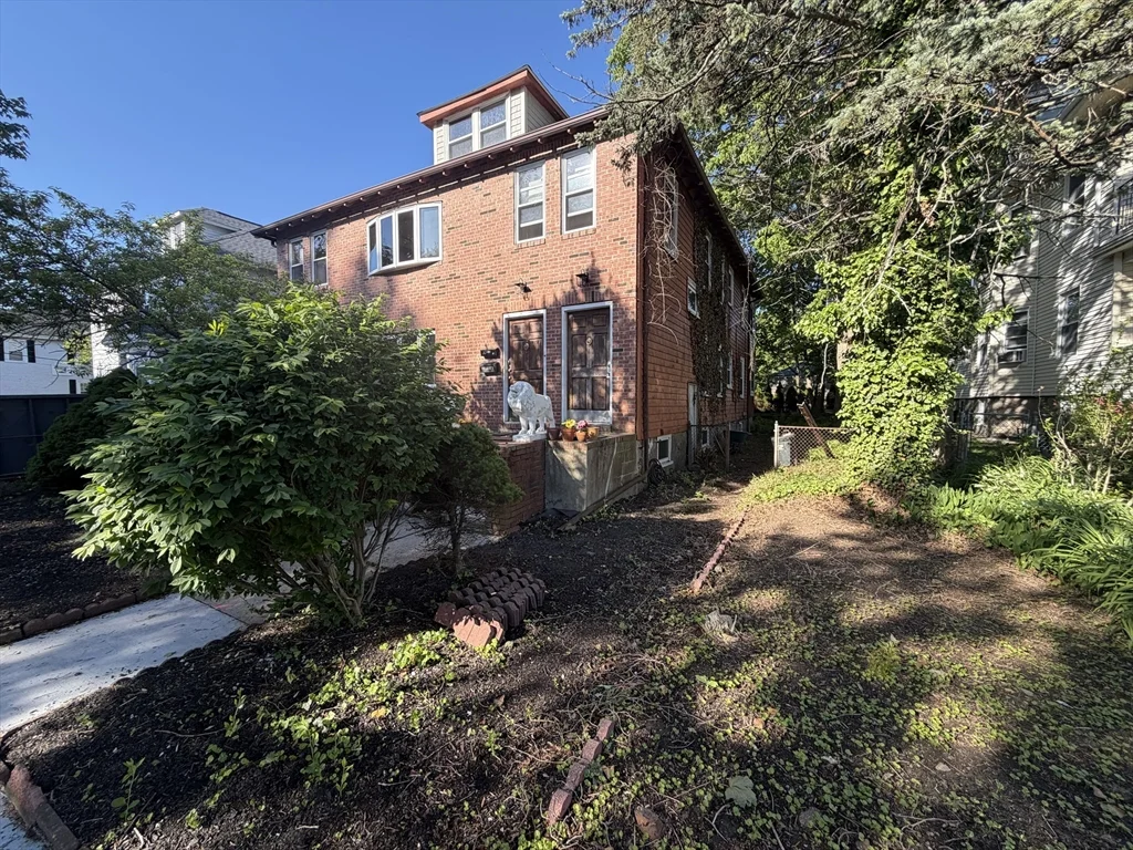 3 bed, 1 bath apartment for rent at 30 Maple St Unit 2, West Roxbury — photo 2 of 17