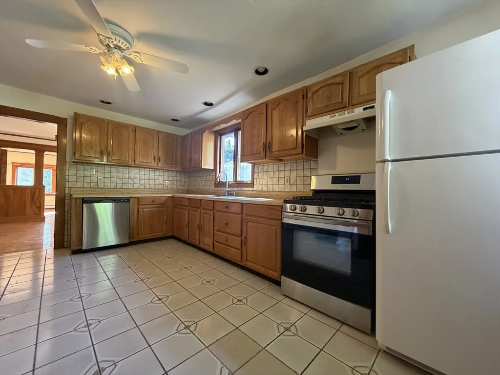 3 bed, 1 bath apartment for rent at 30 Maple St Unit 2, West Roxbury — photo 10 of 17