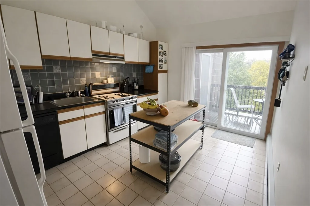 2 bed, 1 bath apartment for rent at 30 Newbern St Unit 3, Jamaica Plain — photo 4 of 10