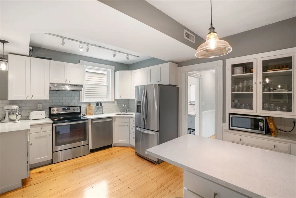 3 bed, 2 bath apartment for rent at 30 Oak St Unit 2, Charlestown — photo 3 of 22