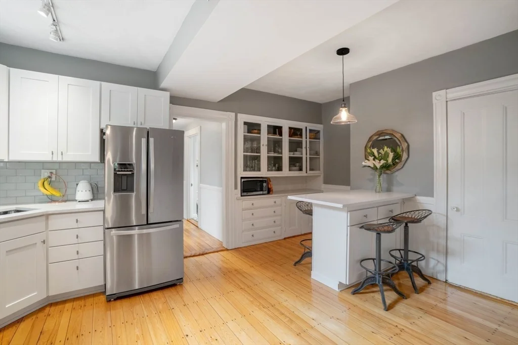 3 bed, 2 bath apartment for rent at 30 Oak St Unit 2, Charlestown — photo 4 of 22