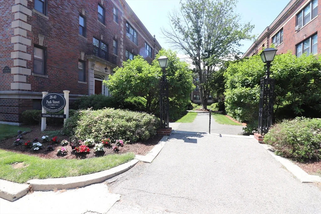 3 bed, 2 bath apartment for rent at 30 Park St Unit 1, Brookline — photo 1 of 12