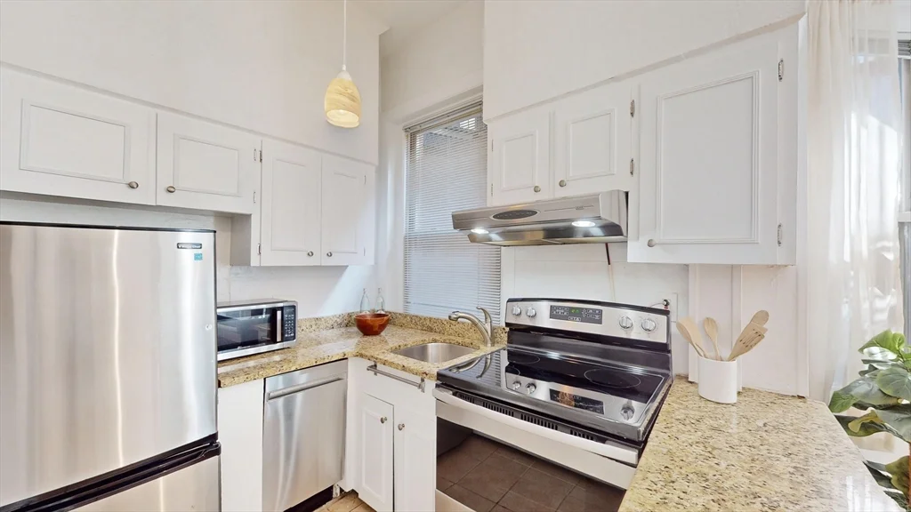 1 bed, 1 bath apartment for rent at 30 Pinckney St Unit 2, Beacon Hill — photo 2 of 11