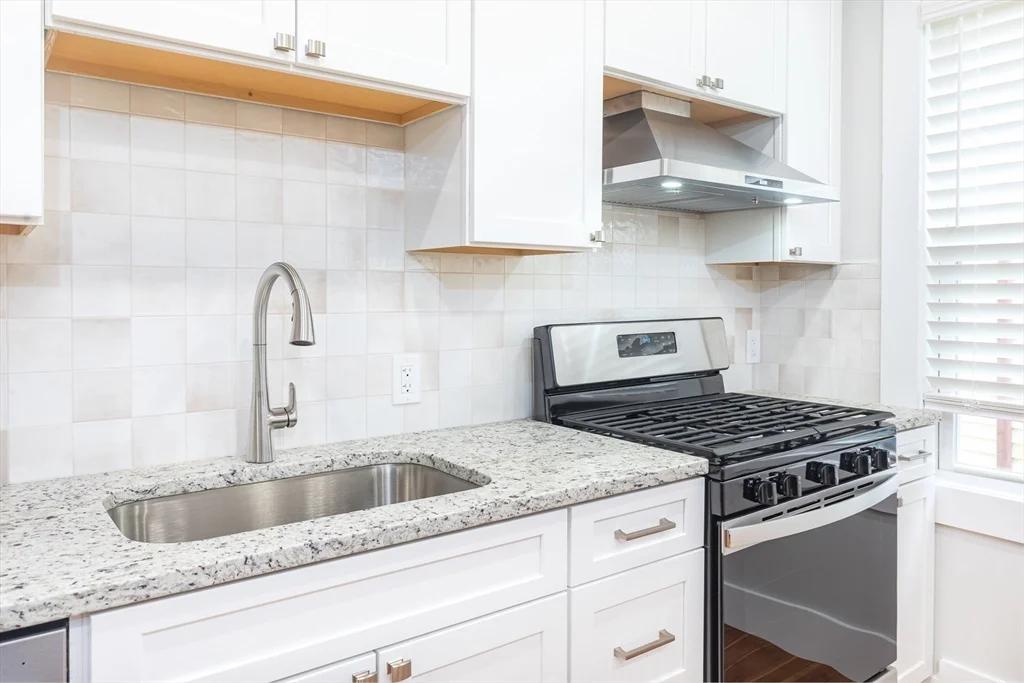 3 bed, 1 bath apartment for rent at 30 Presley St Unit 30, West End — photo 2 of 19