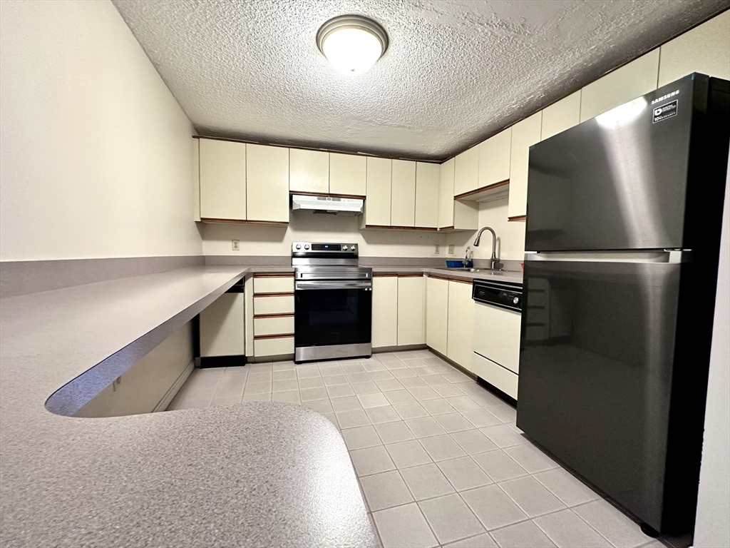 2 bed, 2 bath apartment for rent at 30 Revere Beach Pkwy Unit 506, Wellington — photo 3 of 17