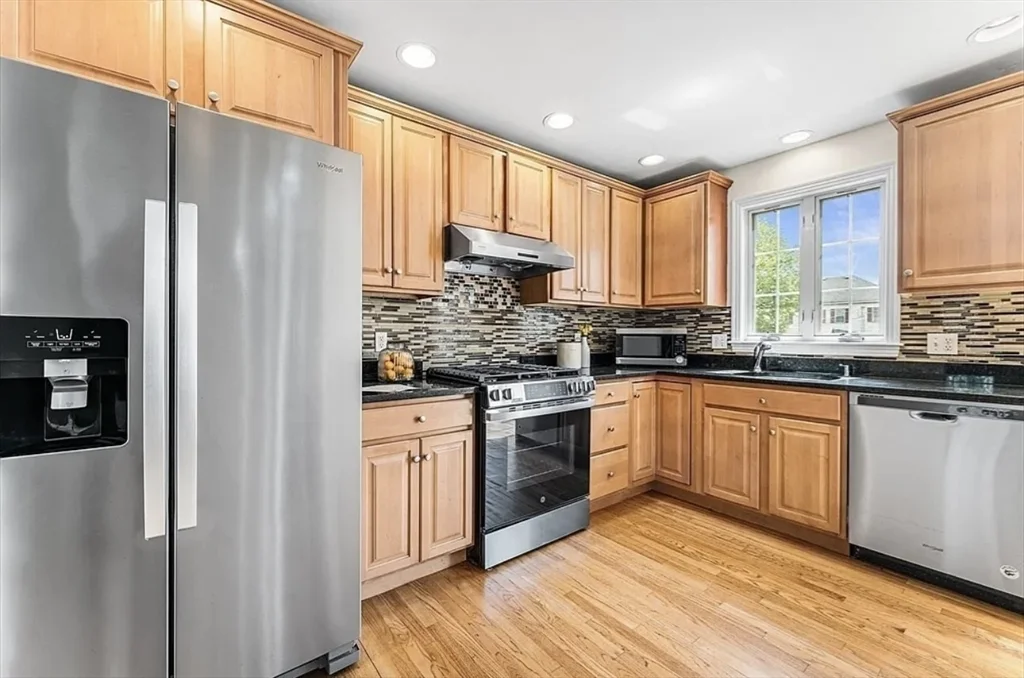 3 bed, 2 bath apartment for rent at 30 Russell St Unit 5, Waltham — photo 5 of 27