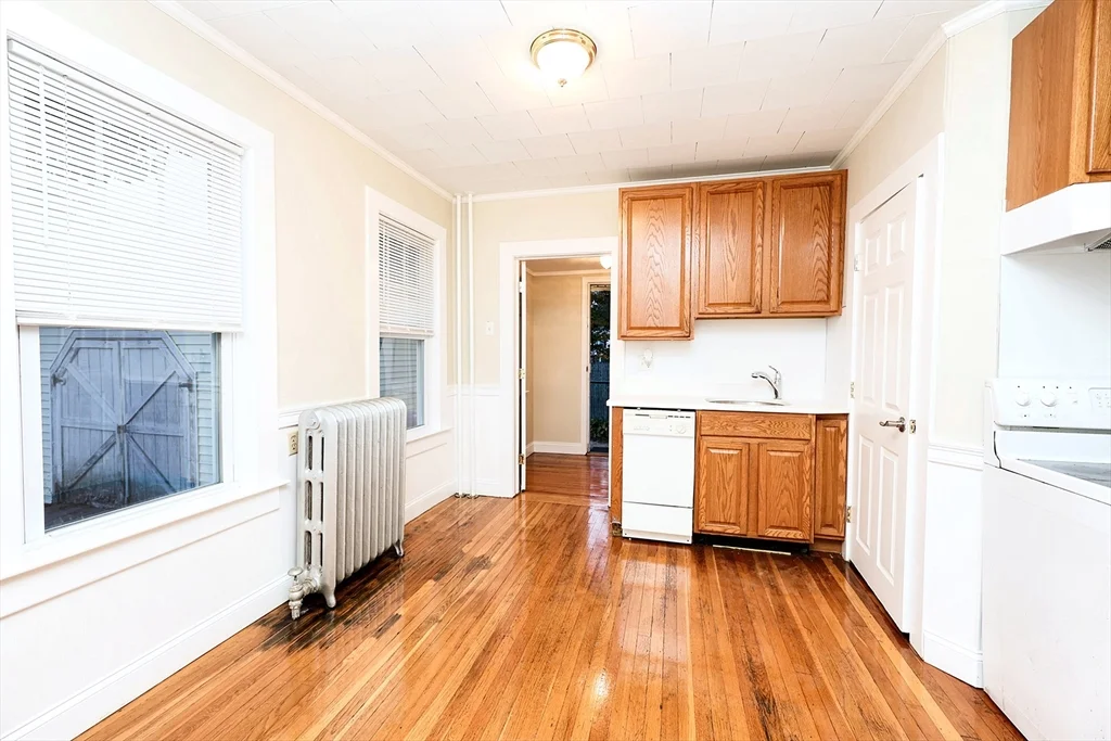 3 bed, 1 bath apartment for rent at 30 Sheppard Ave Unit 30, Braintree — photo 2 of 10