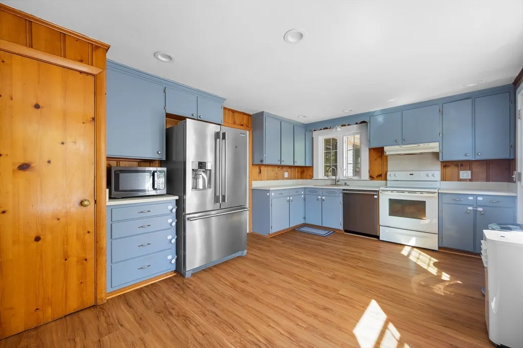 3 bed, 1 bath apartment for rent at 30 Whitney St, Milford — photo 3 of 29