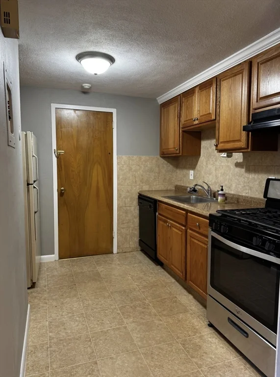 2 bed, 1 bath apartment for rent at 30 Worthen St Unit C3, Chelmsford — photo 3 of 7