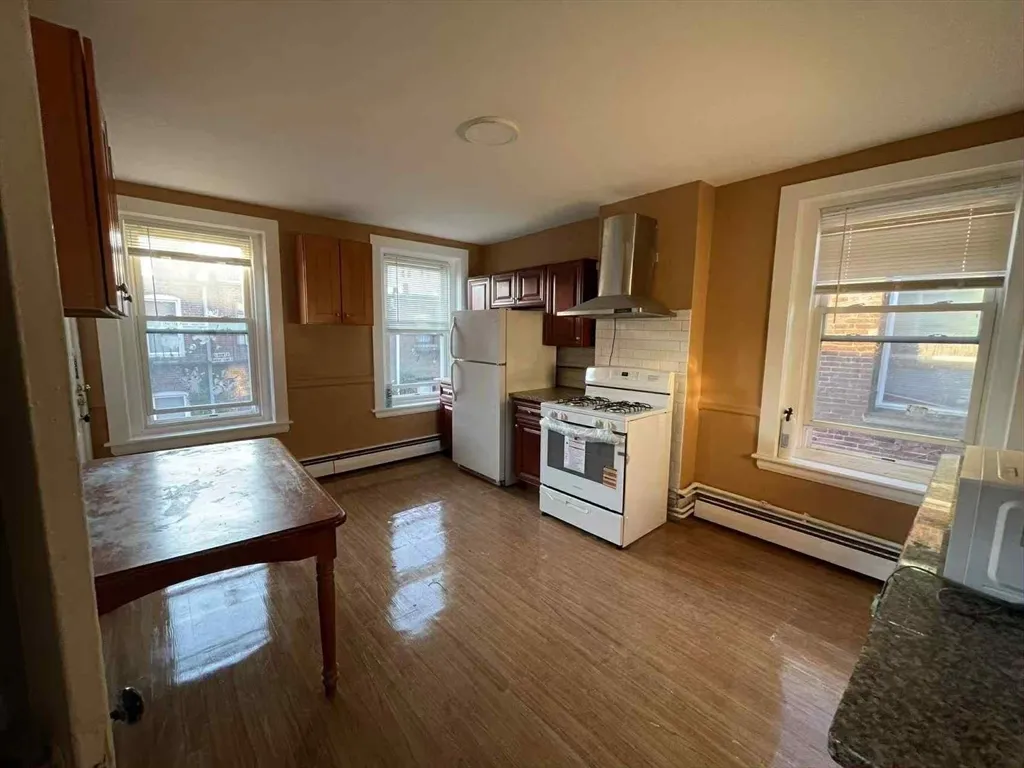 4 bed, 1.5 bath apartment for rent at 30 Worthington St Unit 3, Mission Hill — photo 3 of 7