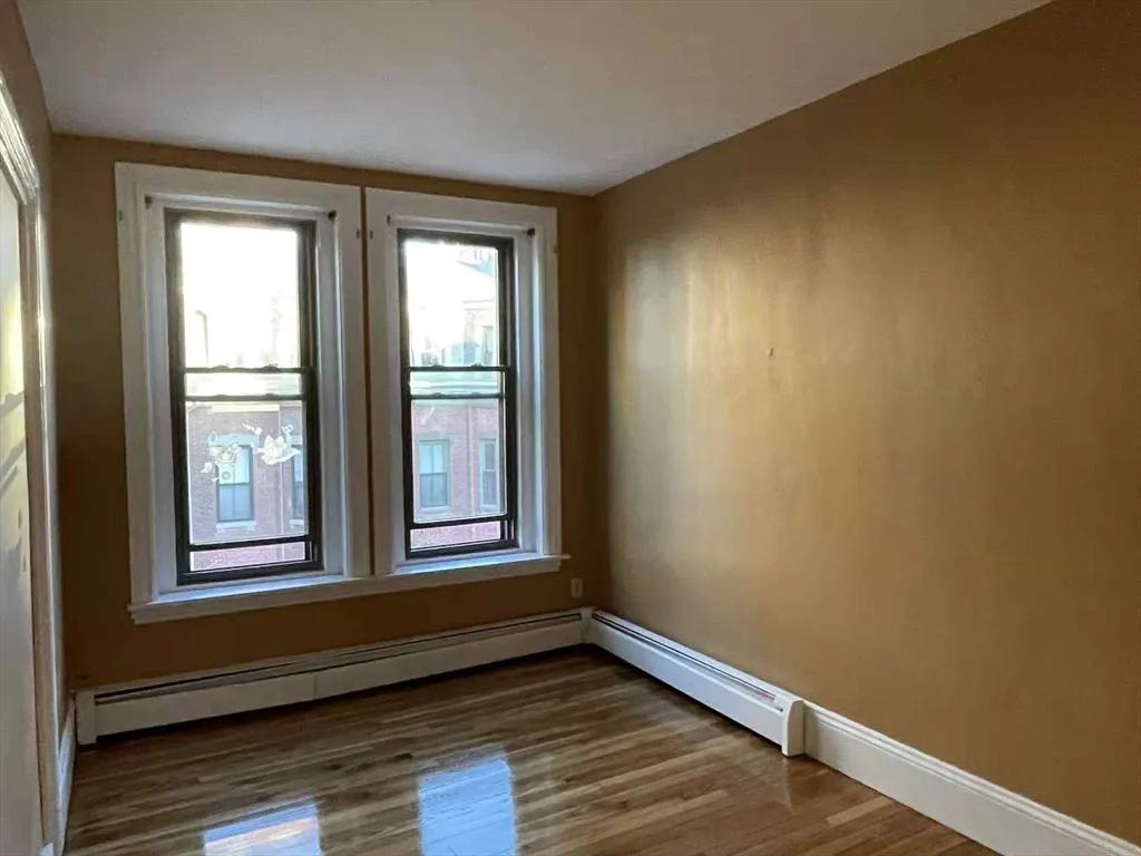 4 bed, 1.5 bath apartment for rent at 30 Worthington St Unit 3, Mission Hill — photo 4 of 7