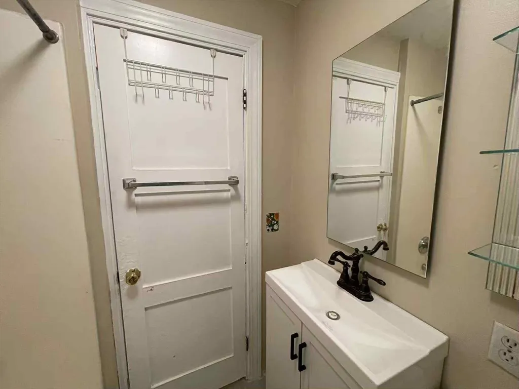 4 bed, 1.5 bath apartment for rent at 30 Worthington St Unit 3, Mission Hill — photo 7 of 7