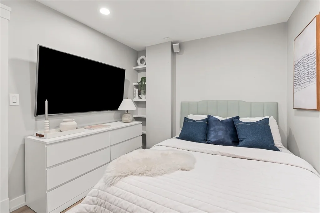 2 bed, 1 bath apartment for rent at 300 Commercial St Unit 709, Waterfront — photo 17 of 38