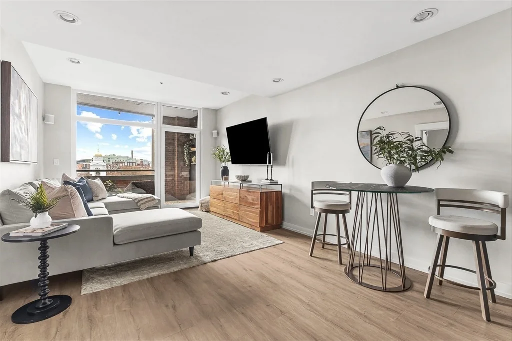 2 bed, 1 bath apartment for rent at 300 Commercial St Unit 709, Waterfront — photo 6 of 38