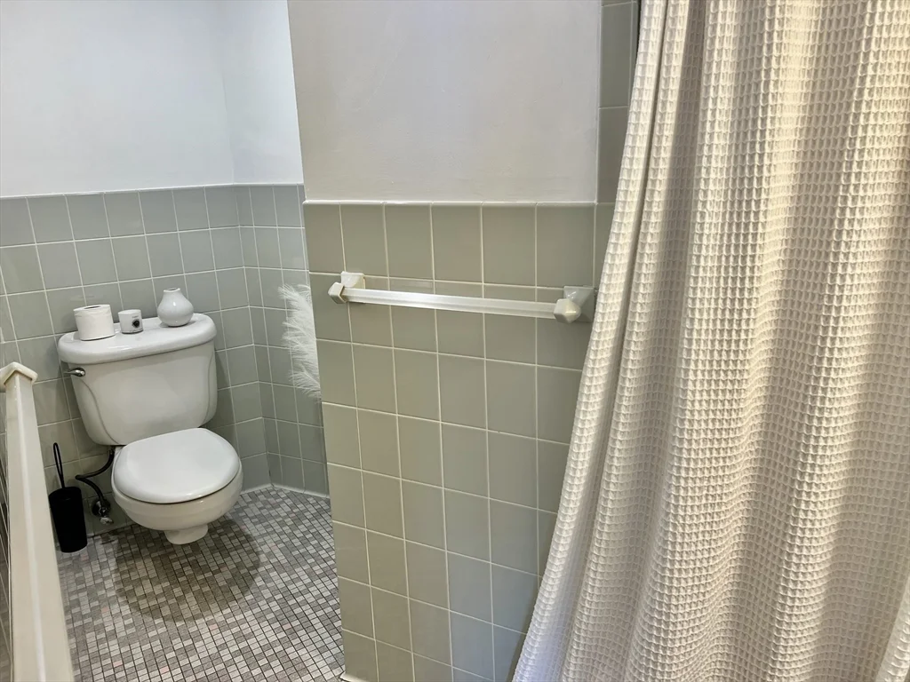 2 bed, 2 bath apartment for rent at 300 Lynn Shore Dr Unit 802, Lynn — photo 24 of 29