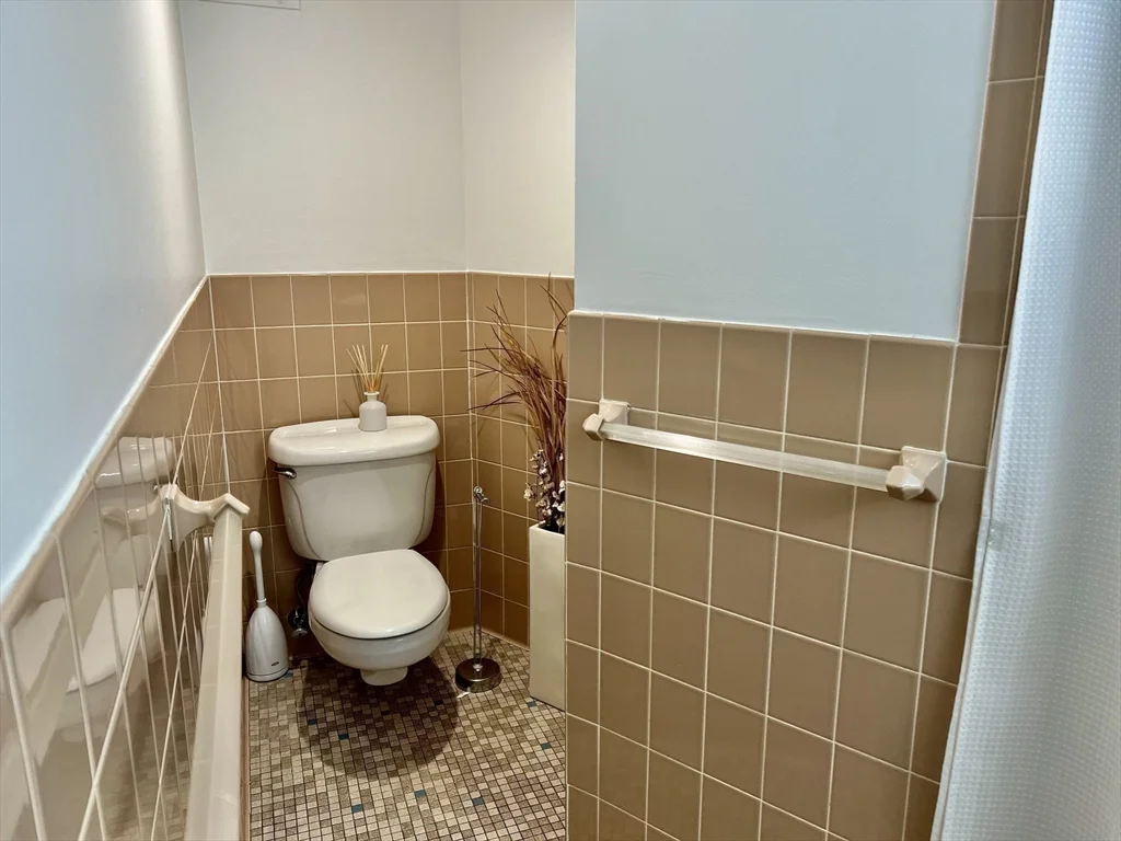 2 bed, 2 bath apartment for rent at 300 Lynn Shore Dr Unit 802, Lynn — photo 22 of 29