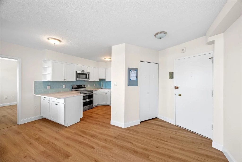 2 bed, 2 bath apartment for rent at 300 Lynnshore Dr Unit 911, Diamond District — photo 3 of 29