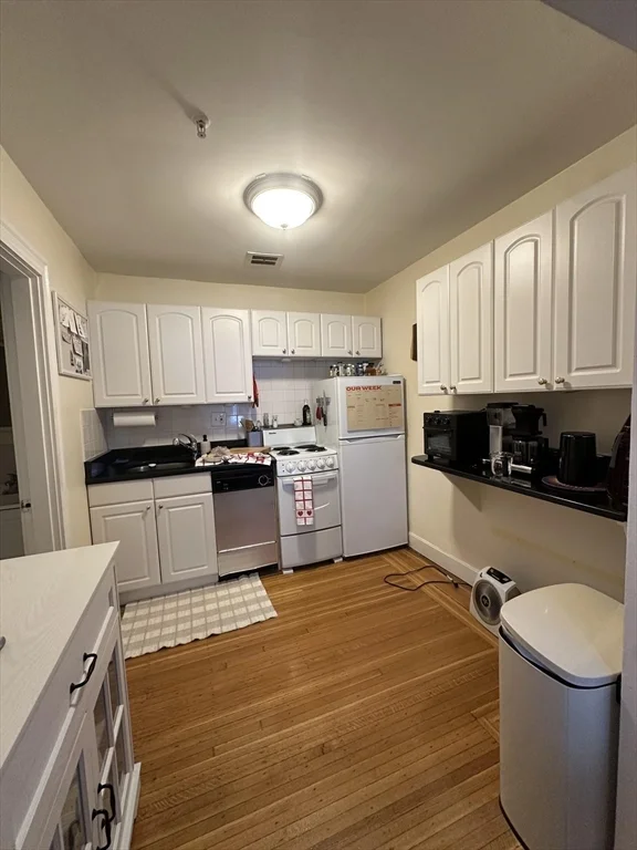 Studio bed, 1 bath apartment for rent at 300 Marlborough St Unit 3, Back Bay — photo 5 of 6