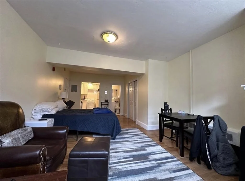 1 bed, 1 bath apartment for rent at 300 Marlborough Unit 1, Back Bay — photo 2 of 6