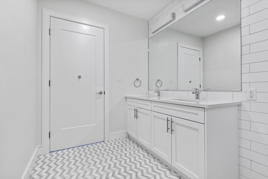 1 bed, 1 bath apartment for rent at 301 Border St Unit 301, Central Square — photo 13 of 24