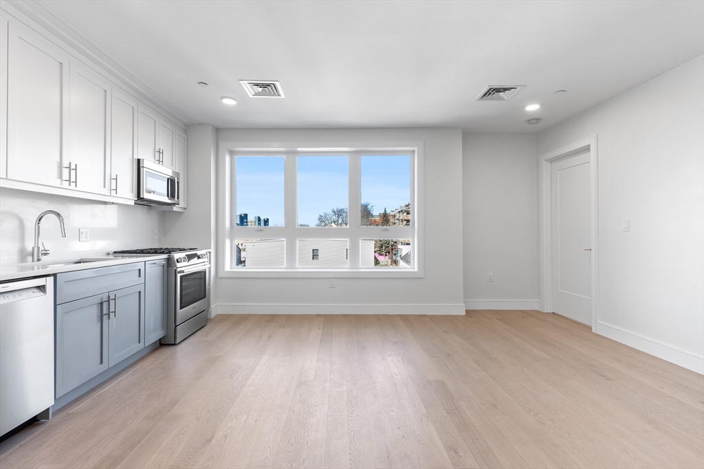 1 bed, 1 bath apartment for rent at 301 Border St Unit 301, Central Square — photo 2 of 24
