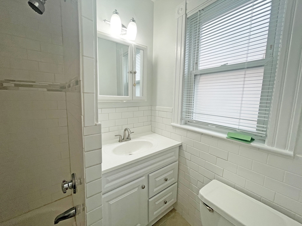 2 bed, 1 bath apartment for rent at 301 Lexington St Unit 1, Auburndale — photo 5 of 9
