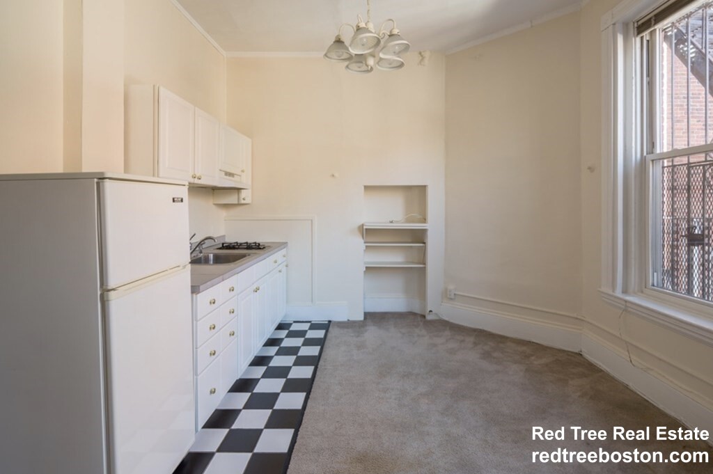 1 bed, 1 bath apartment for rent at 301 Newbury St Unit 5, Back Bay — photo 3 of 4