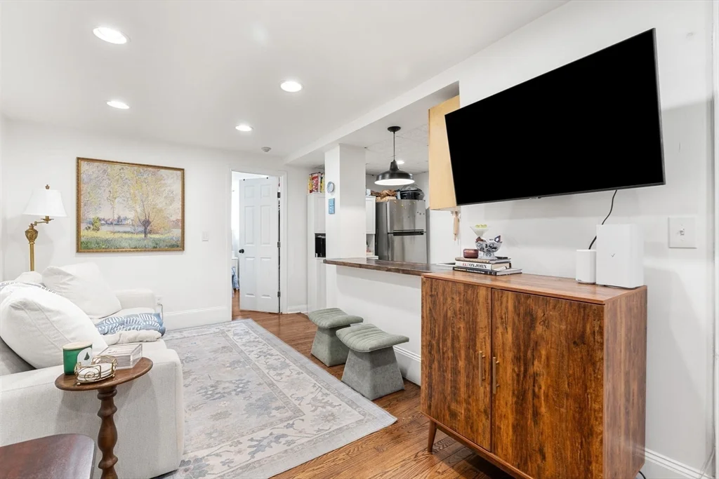 1 bed, 1 bath apartment for rent at 302 K St Unit B, South Boston — photo 2 of 19